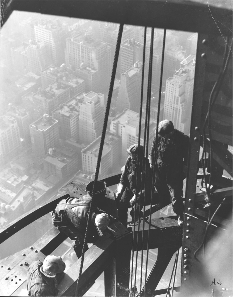 Empire State Building, New York City, kolem roku 1930 od Lewis Wickes Hine