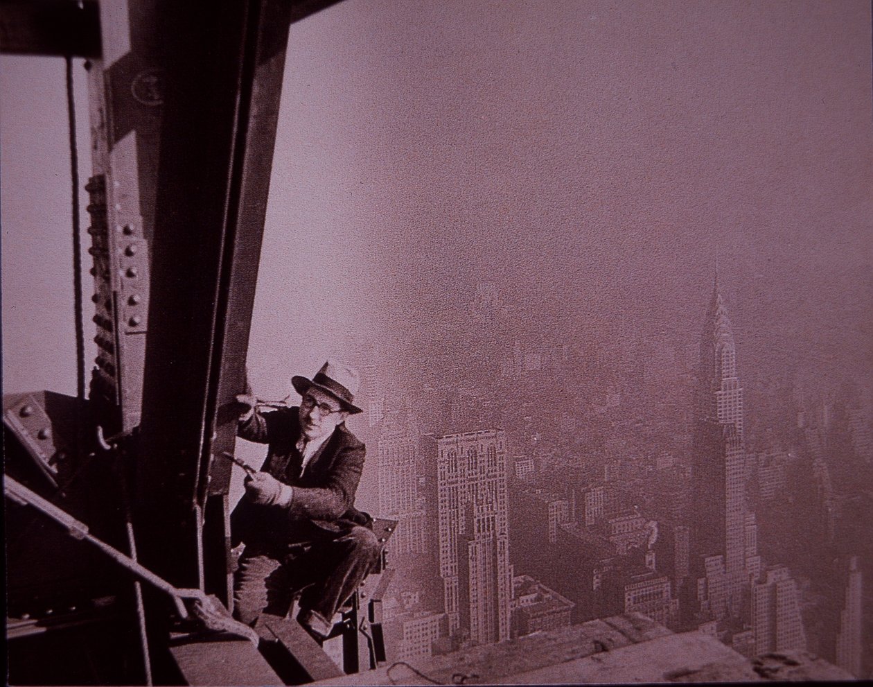 Empire State Building ve výstavbě, ukazuje inspektor, který kontroluje práci od Lewis Wickes Hine