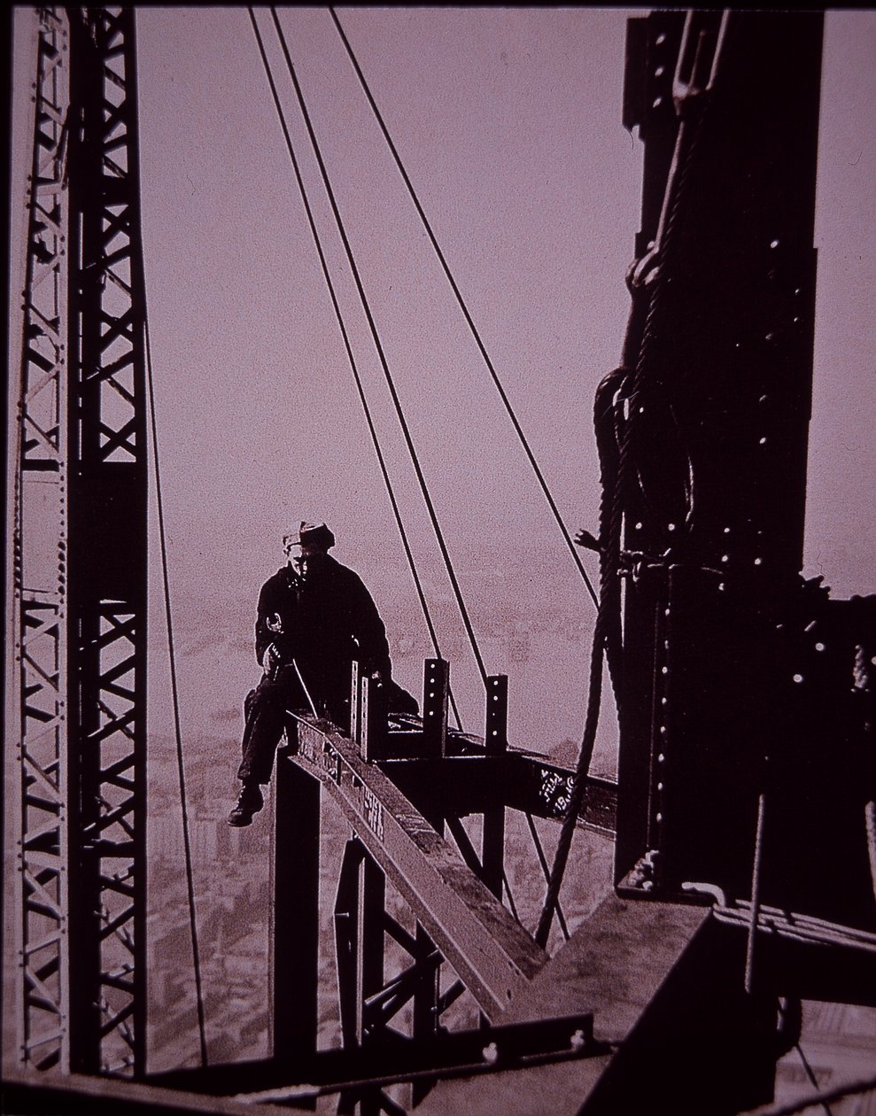 Empire State Building ve výstavbě, ukazuje šroub s klíčem od Lewis Wickes Hine