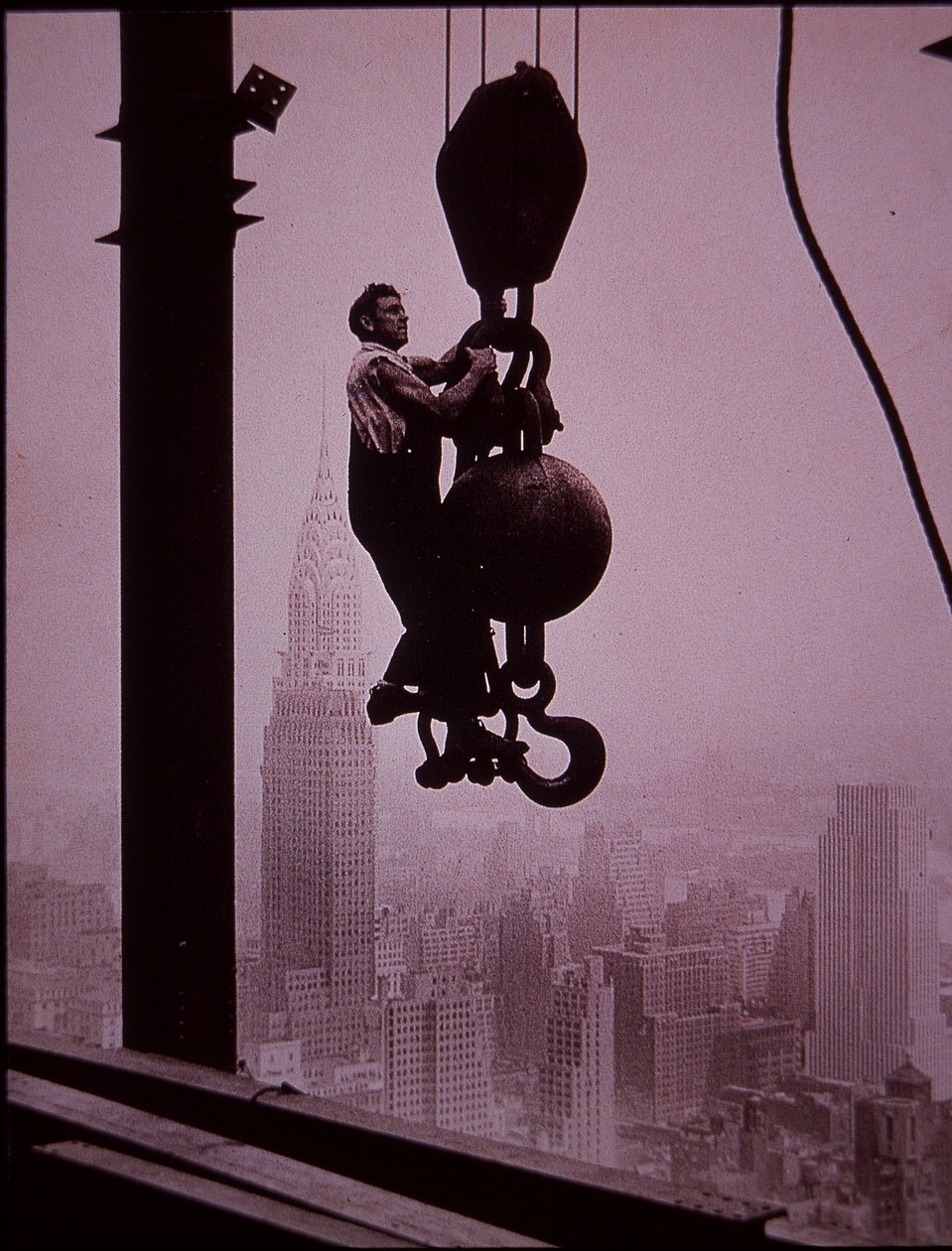 Empire State Building ve výstavbě, zobrazující člena posádky vrtného jeřábu od Lewis Wickes Hine