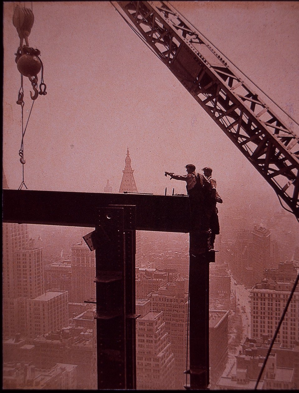 Empire State Building ve výstavbě, ukazující umístění ocelového nosníku od Lewis Wickes Hine