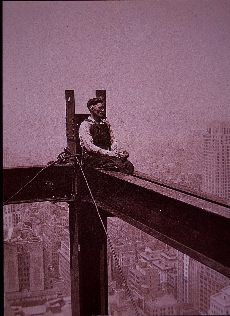 Empire State Building ve výstavbě, dělník na přestávce od Lewis Wickes Hine