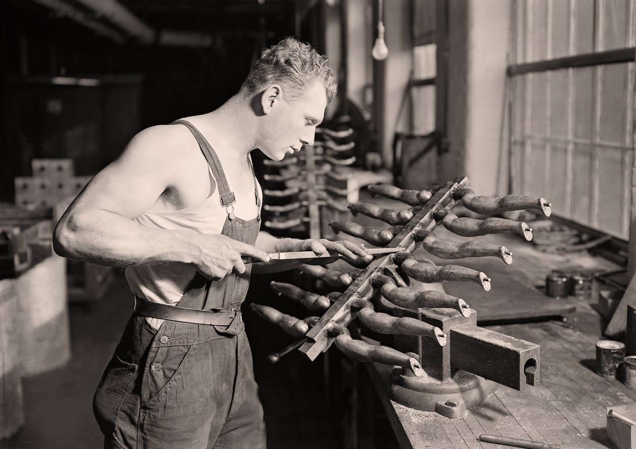 Tovární dělník ve společnosti Paragon Rubber Company, Massachusetts . 1936 od Lewis Wickes Hine