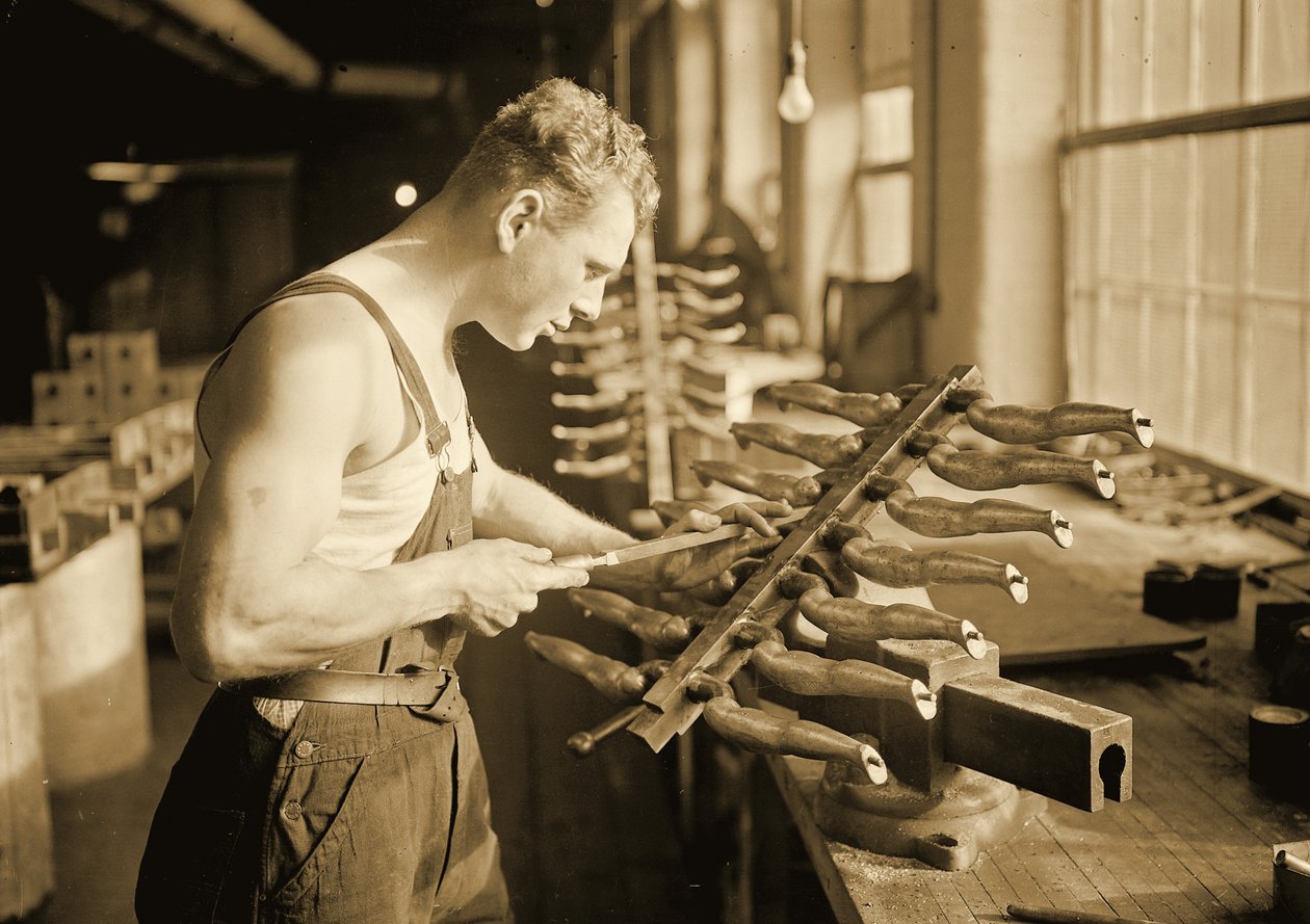 Tovární dělník ve společnosti Paragon Rubber Company, Massachusetts. 1936 od Lewis Wickes Hine