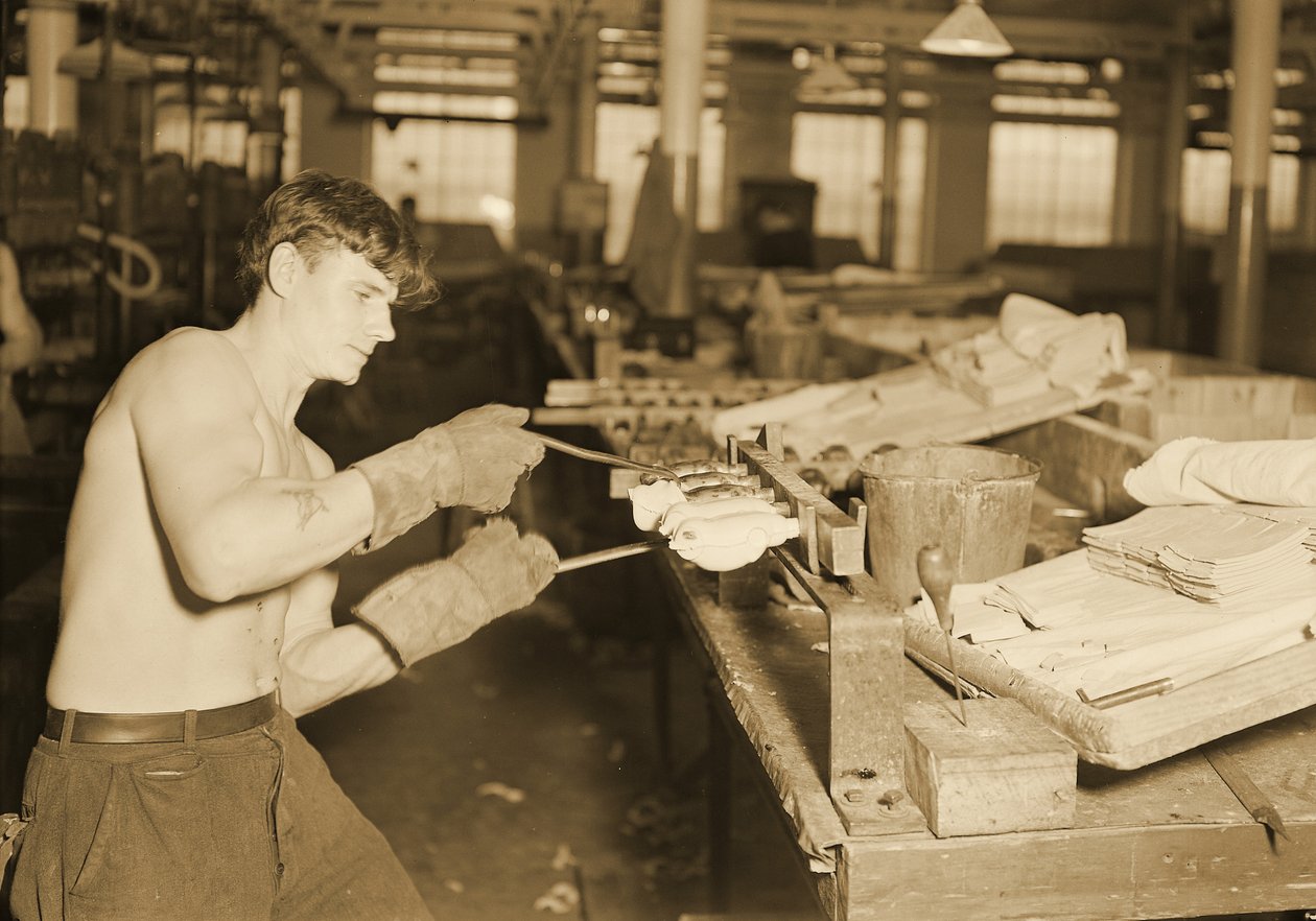 Tovární dělník ve společnosti Paragon Rubber Company, Massachusetts. 1936 od Lewis Wickes Hine