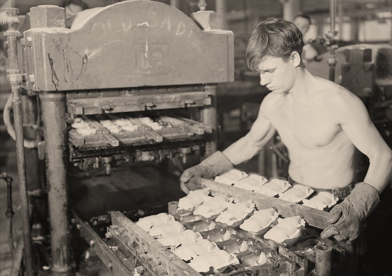 Tovární dělník ve společnosti Paragon Rubber Company, Massachusetts. 1936 od Lewis Wickes Hine
