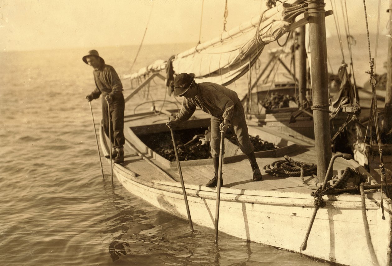 Fred, mladý lovec ústřic, pracuje na lodi s ústřicemi v zátoce Mobile Bay, na útesu poblíž zálivu Bayou La Batre. od Lewis Wickes Hine