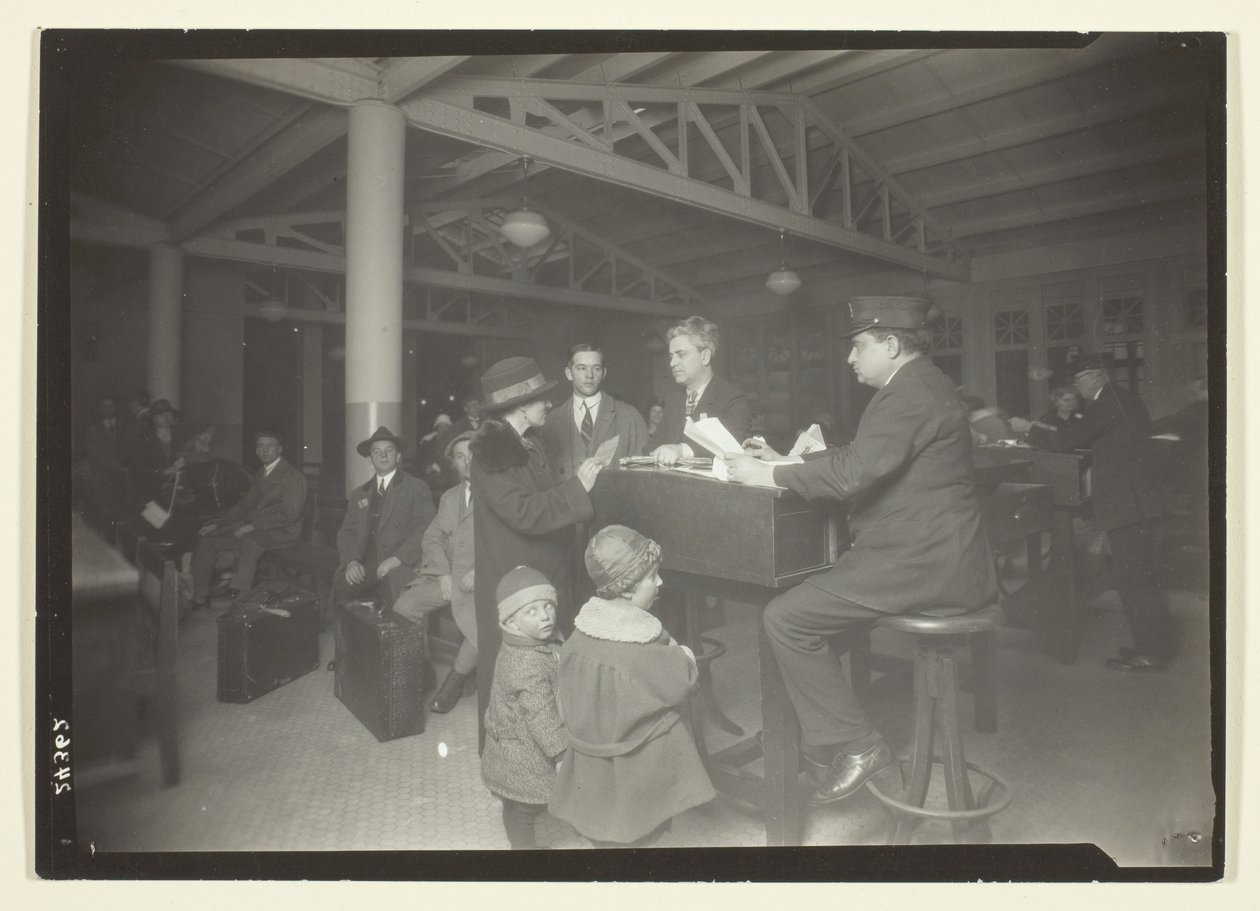 Německá rodina, tlumočník a zapisovatel na Ellis Islandu od Lewis Wickes Hine