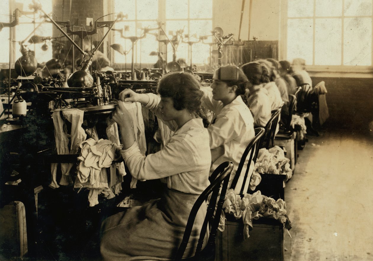 Dívky vyrábějící punčochy v Ipswich Mills v Bostonu, Massachusetts od Lewis Wickes Hine