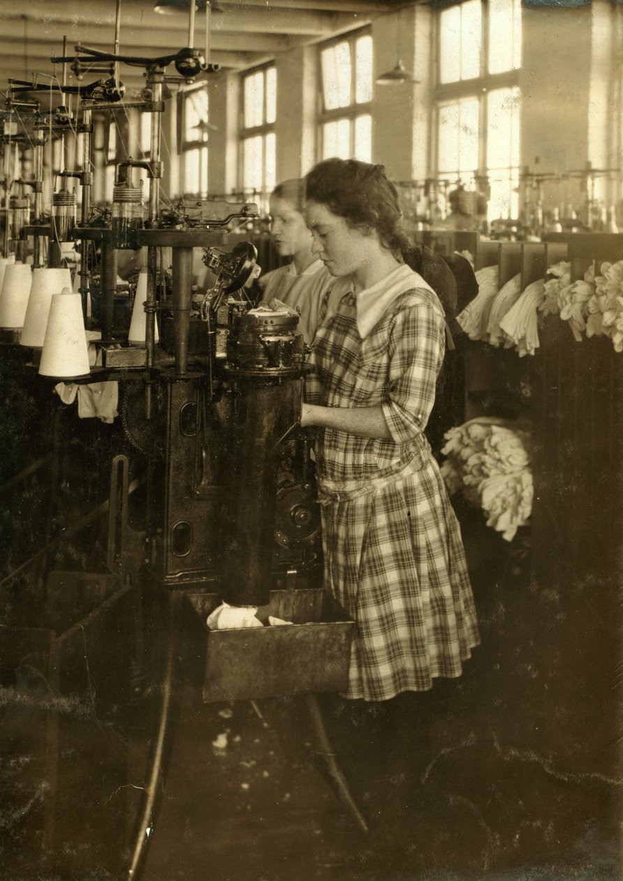 Dívky vyrábějící punčochy v Ipswich Mills v Bostonu, Massachusetts od Lewis Wickes Hine