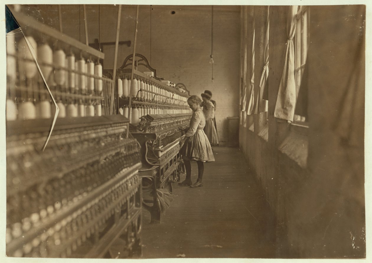 Hattie Hunter, přadlena v Lancaster Cotton Mills, Jižní Karolína, kde pracovala 3 roky, 1908 od Lewis Wickes Hine