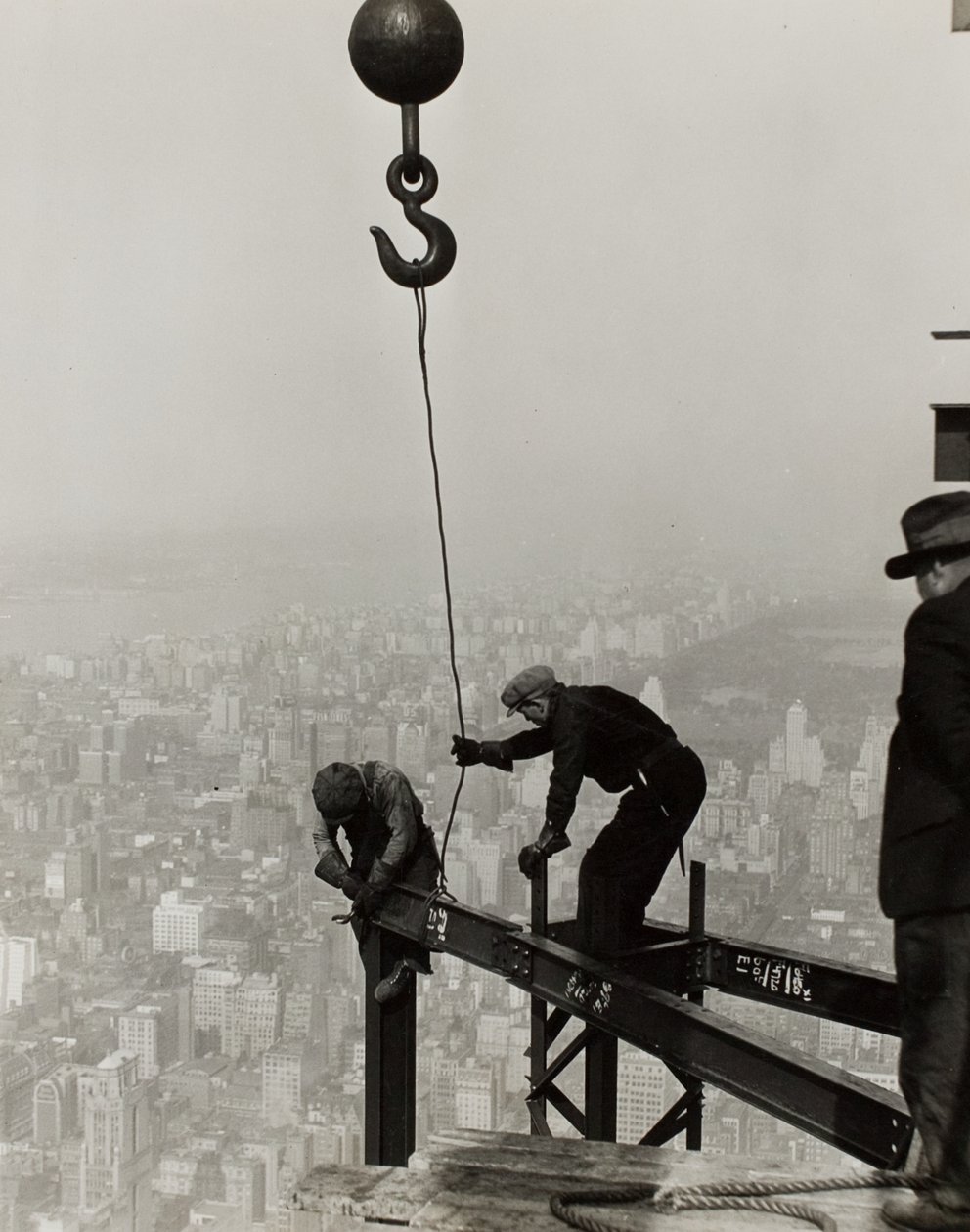 Vysoko na Empire State Building, N.Y. od Lewis Wickes Hine