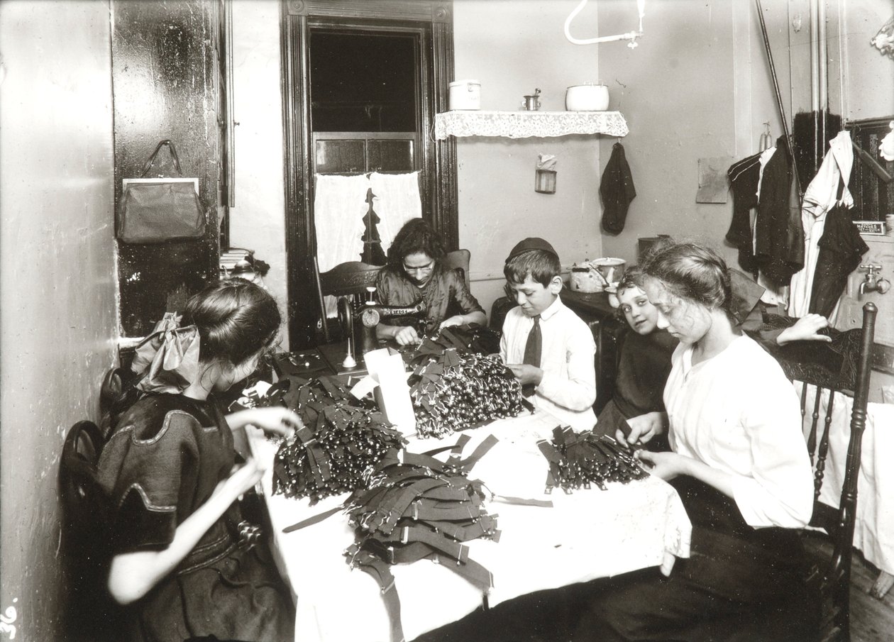 Domácí práce (výroba podvazků) od Lewis Wickes Hine
