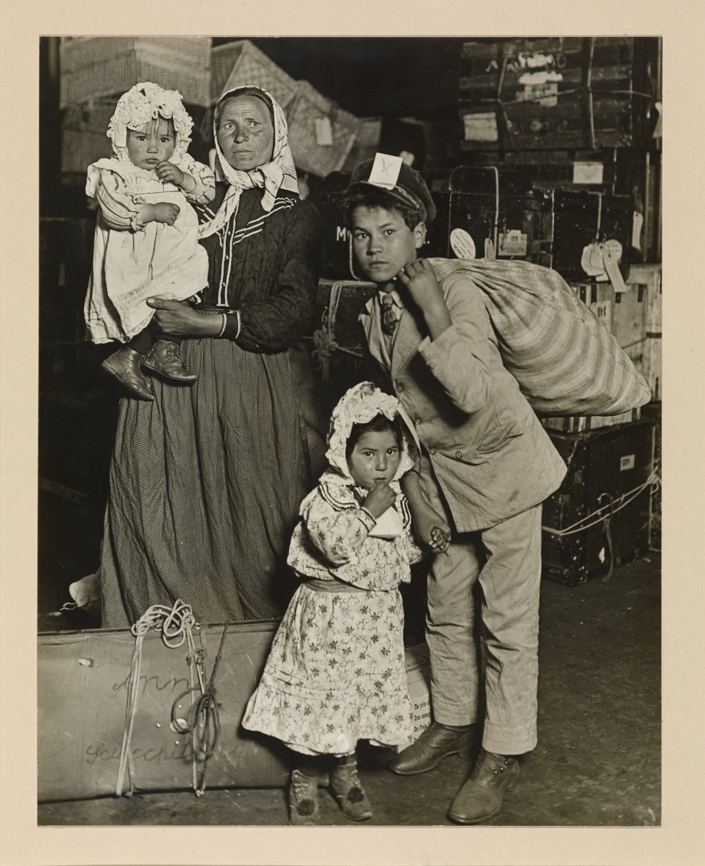 Italská rodina hledá ztracená zavazadla, Ellis Island od Lewis Wickes Hine