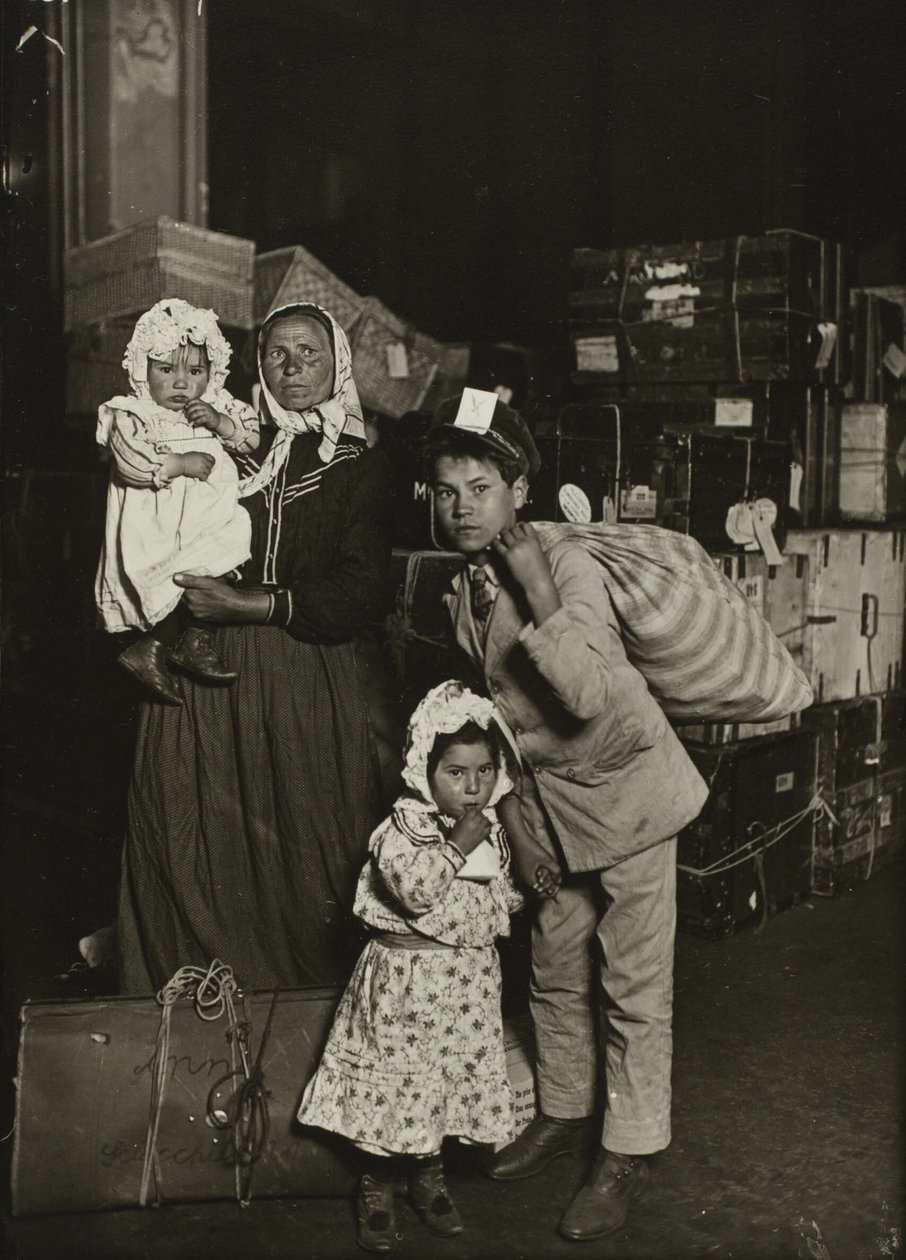 Italská rodina hledá ztracená zavazadla, Ellis Island od Lewis Wickes Hine