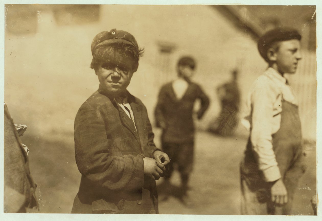 Joe (Jose) Mello, ve věku 8 nebo 9 let, pracuje jako zametač mlýnů v New Bedford, Massachusetts, 1911. od Lewis Wickes Hine