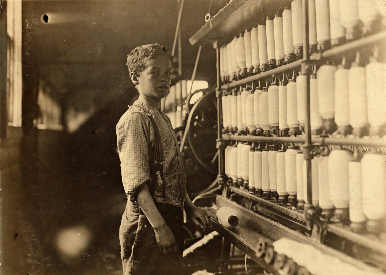 John Dempsey, 11 nebo 12 let, sobotní dělník v místnosti na předení mul v Jackson Mill, Fiskeville, Rhode Island, 1909 od Lewis Wickes Hine