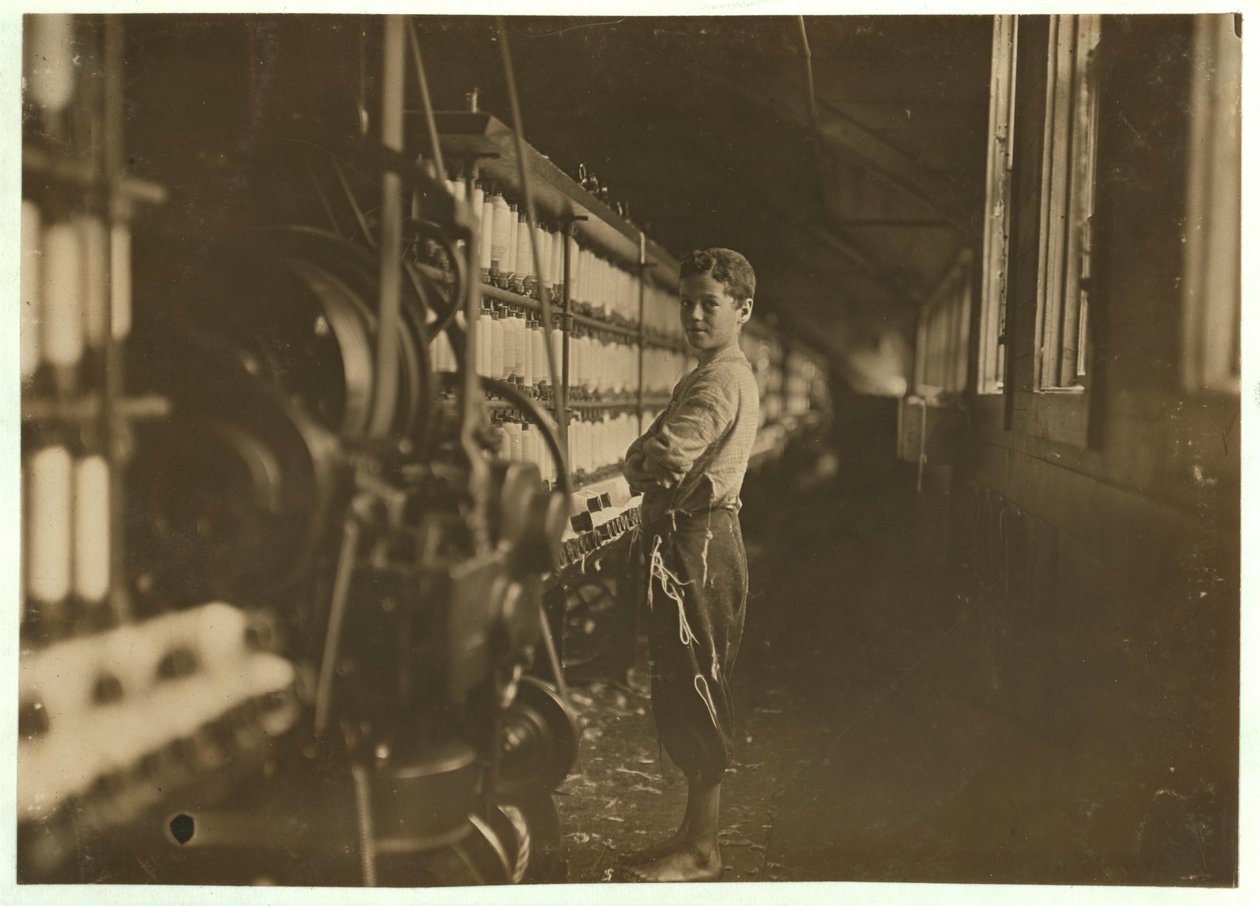John Dempsey, 11 nebo 12 let, sobotní dělník v místnosti na předení mul v Jackson Mill, Fiskeville, Rhode Island, 1909 od Lewis Wickes Hine