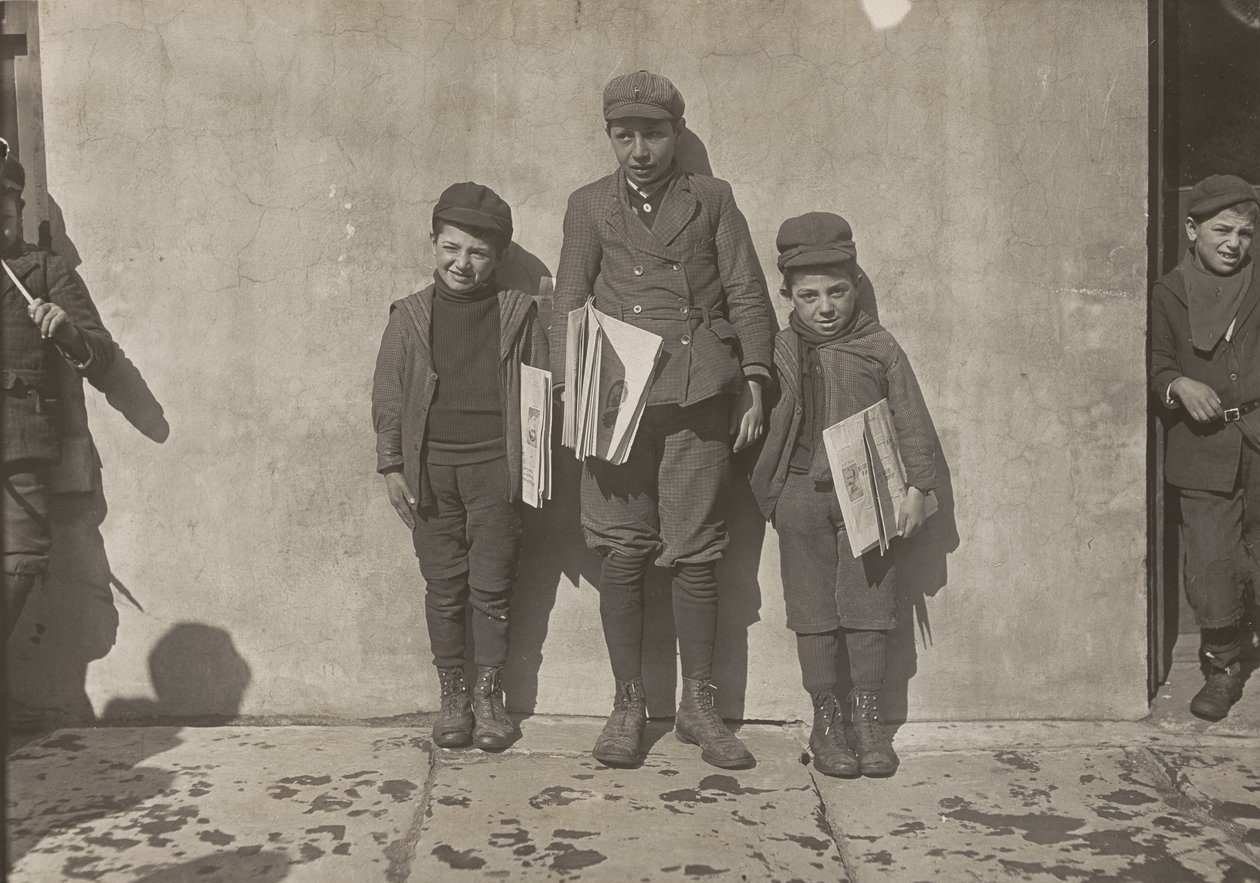 John Pento, 14 let, Daniel a Angelo Pento, 7 let, prodávají noviny..., 3348. od Lewis Wickes Hine