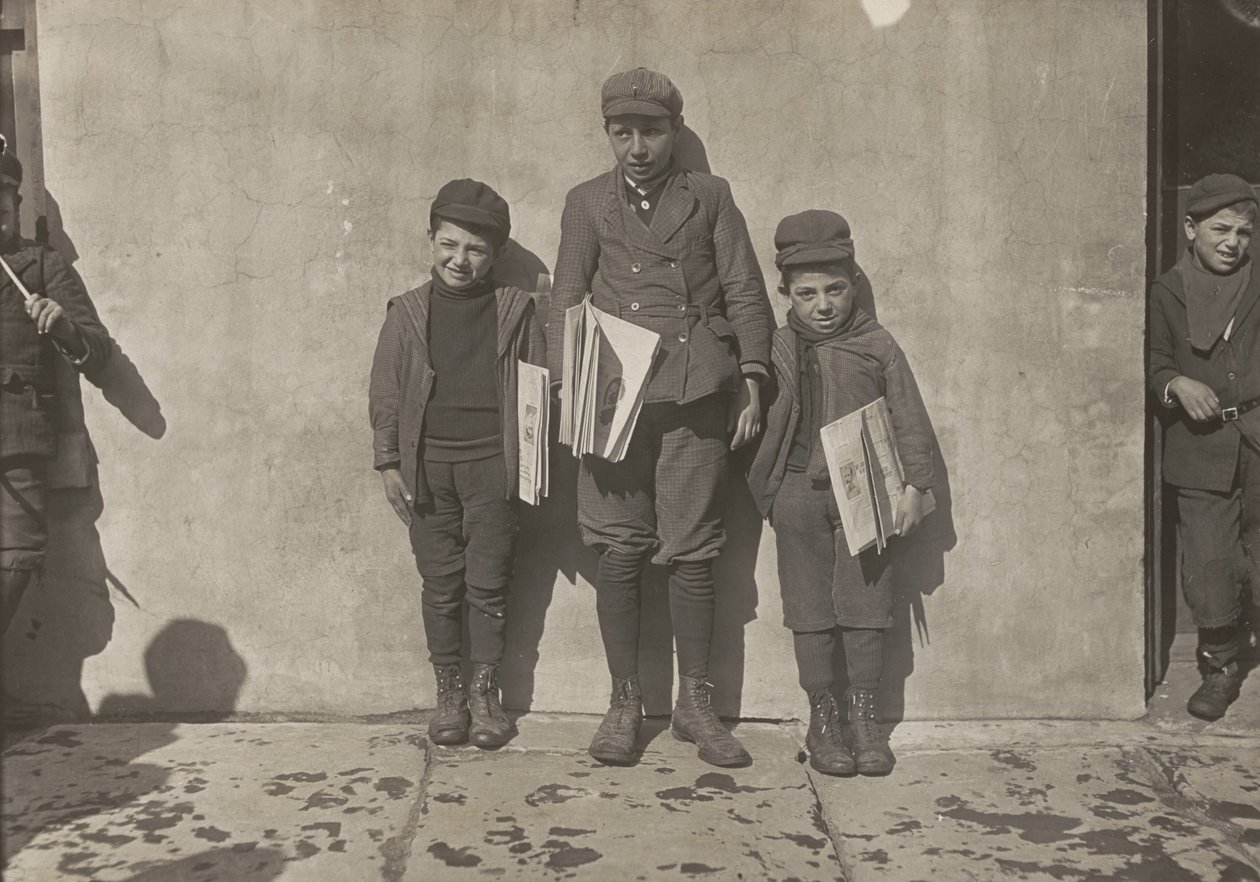 John Pento, 14 let, Daniel a Angelo Pento, 7 let, prodávají noviny, Hartford, Connecticut od Lewis Wickes Hine
