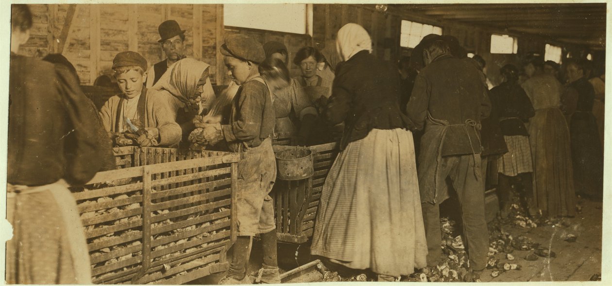 Johnnie, devítiletý loupač ústřic, sledovaný šéfem (s dýmkou) loupačky v Dunbaru, Louisiana, 1911. od Lewis Wickes Hine