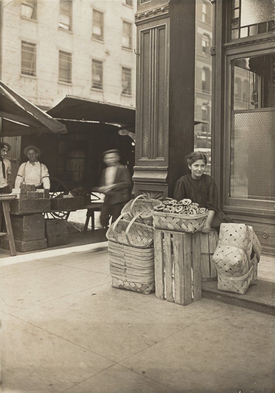 Lena Lochiavo – 11 let, prodavačka košíků (a preclíků) na trhu Sixth Street Market před vchodem do saloonu, Cincinnati, Ohio od Lewis Wickes Hine