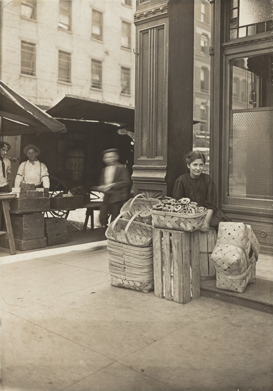 Lena Lochiavo, 11 let, prodavačka košíků a preclíků, na trhu Sixth Street před vchodem do salónu, Cincinnati, Ohio, srpen 1908 (želatinový stříbrný tisk) od Lewis Wickes Hine