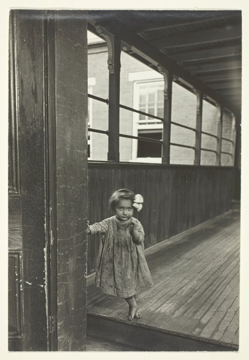 Dívka stojící u vchodu do galerie od Lewis Wickes Hine