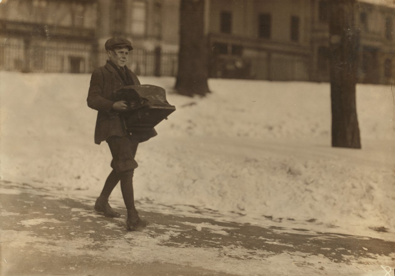 Louis A. Caulfield, 16 let, na Boston Common doručil těžký psací stroj asi 12 mil pro Model Typewriter Inspection Co. s výdělkem 6 $ týdně, 1917 od Lewis Wickes Hine