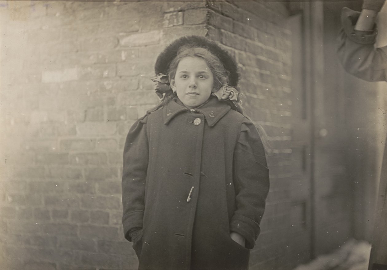 Mery Hornová, hrb, který se zhoršil těžkým nákladem papírů, jež nosila. Hartford, Connecticut, březen 1909 od Lewis Wickes Hine