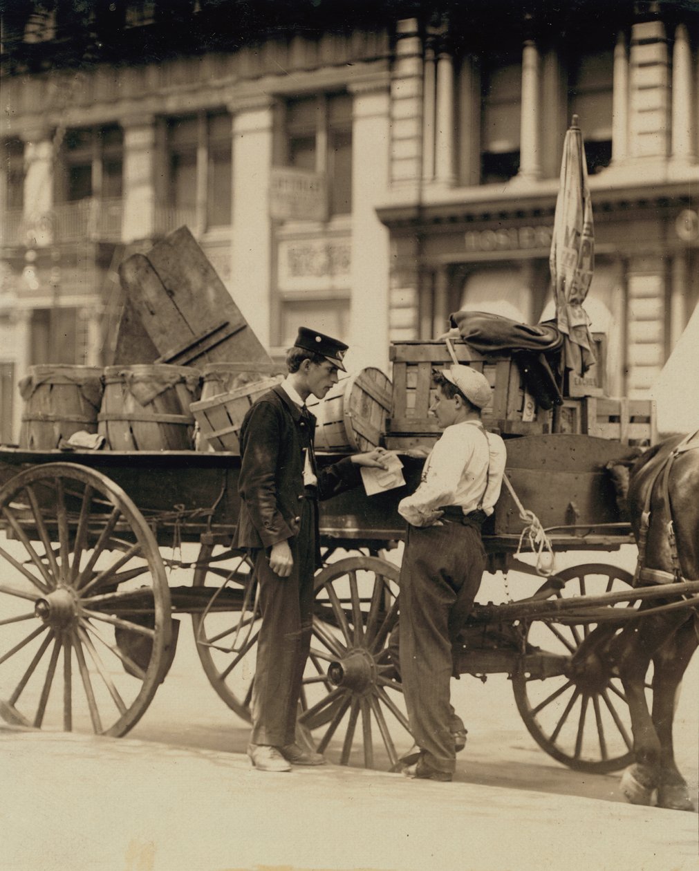 Poslové v rozhovoru na náměstí Union Square v New Yorku od Lewis Wickes Hine