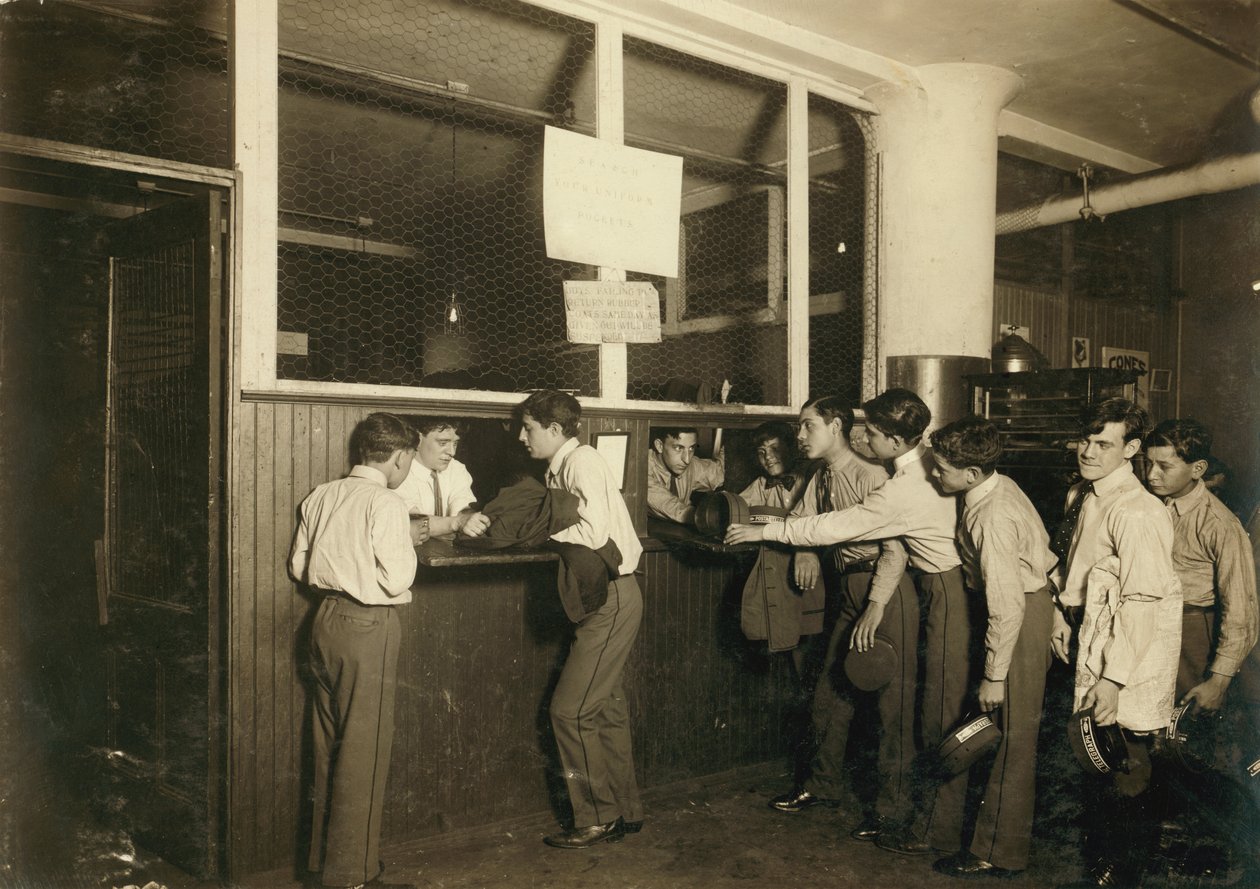 Poslíčci odevzdávají uniformy v hlavní kanceláři společnosti Postal Telegraph Co. v New Yorku. od Lewis Wickes Hine