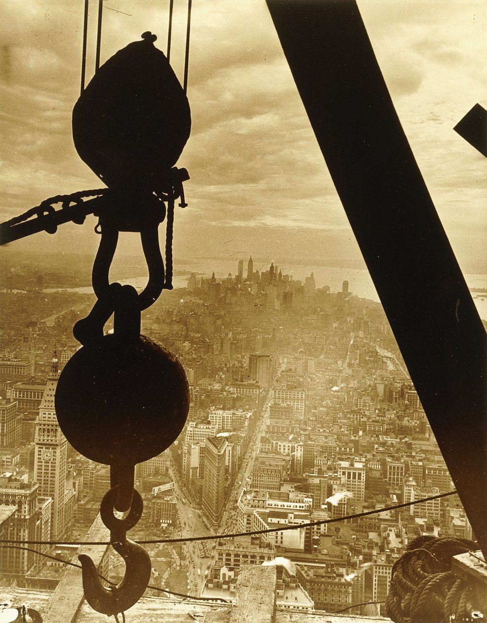 New York City z Empire State Building, 1931 od Lewis Wickes Hine