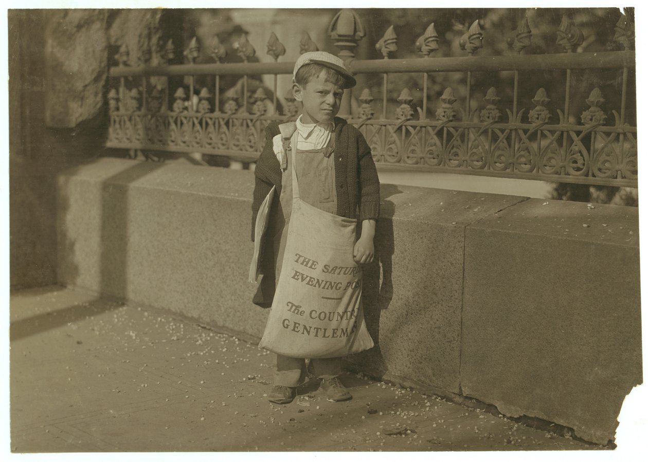 Novinář Freddie Kafer, 5 nebo 6 let, prodává sobotní večerní příspěvky u vchodu do State Capitol, Sacramento, Kalifornie, 1915 od Lewis Wickes Hine