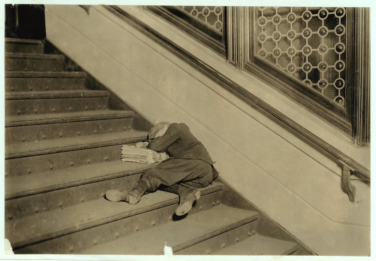 Newsboy spí se svými papíry v Jersey City, New Jersey, 1912 od Lewis Wickes Hine