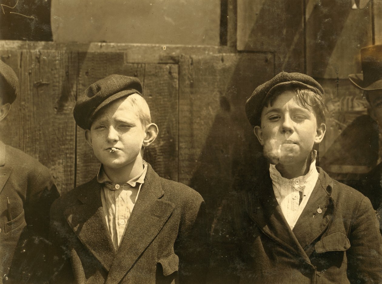 Novináři mají pauzu na cigaretu, St. Louis, Missouri. 1910 od Lewis Wickes Hine