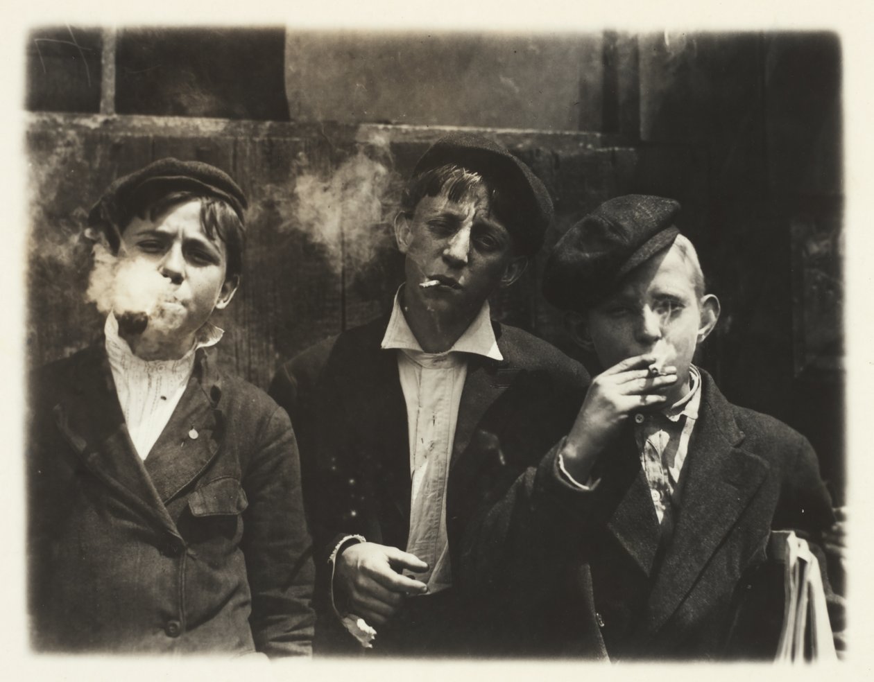 Newsies v pobočce Skeeter, St. Louis, Missouri, 11:00 hod. od Lewis Wickes Hine