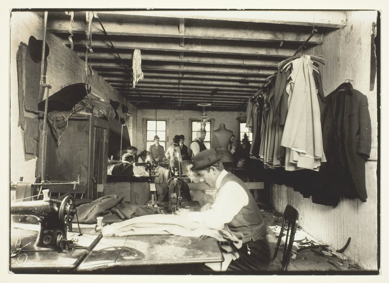 Old Time Garment Shop, New York od Lewis Wickes Hine