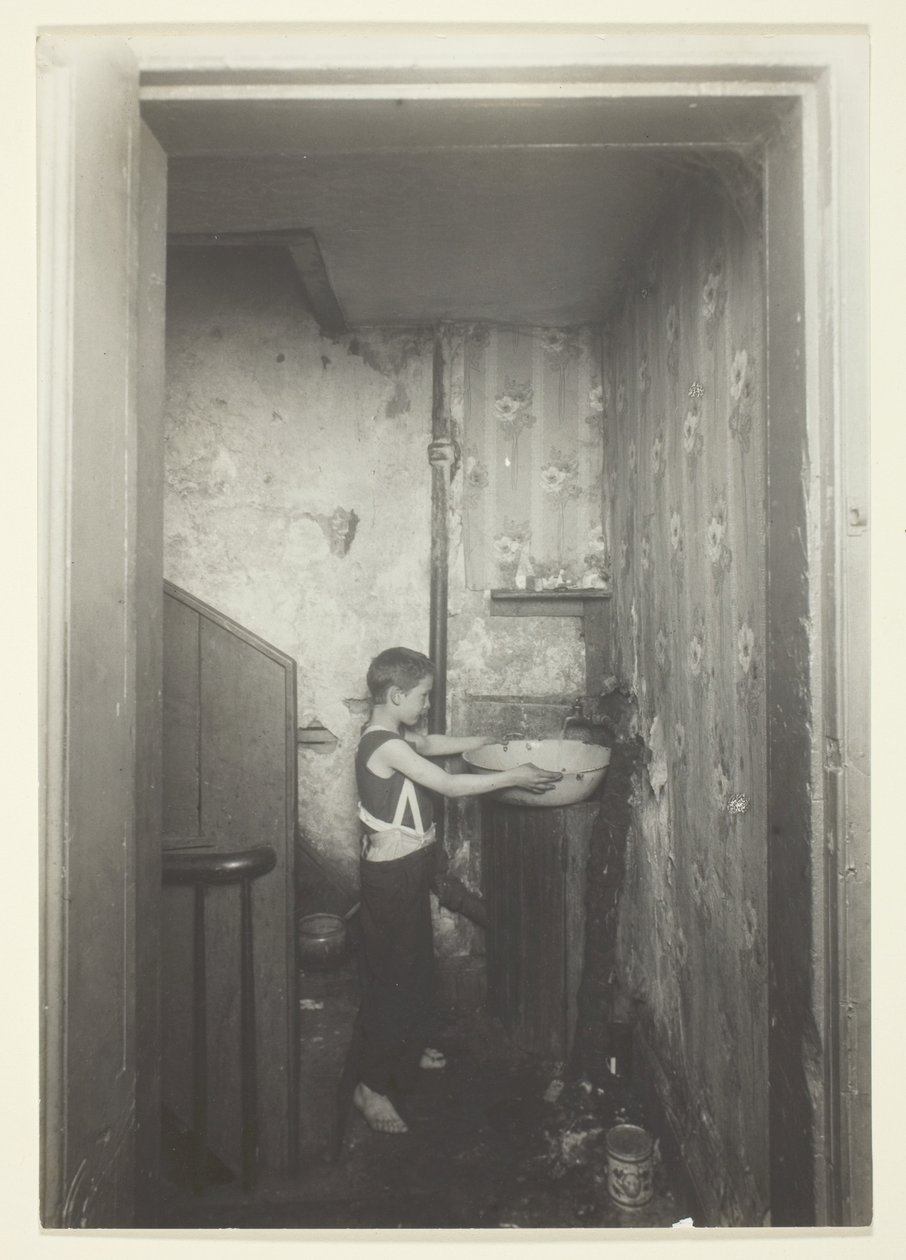 Jeden kohoutek na podlahu. Starý nájemní dům v New Yorku od Lewis Wickes Hine
