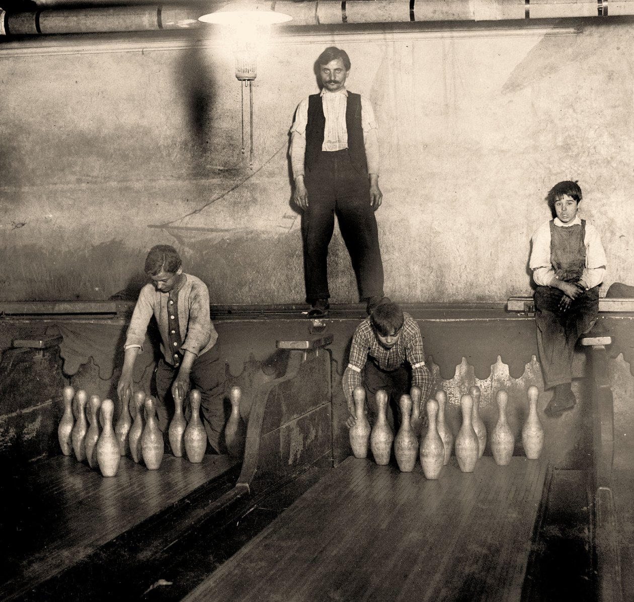 Pinboys v bowlingu Subway, 65 South Street, Brooklyn. New York. 1910 od Lewis Wickes Hine