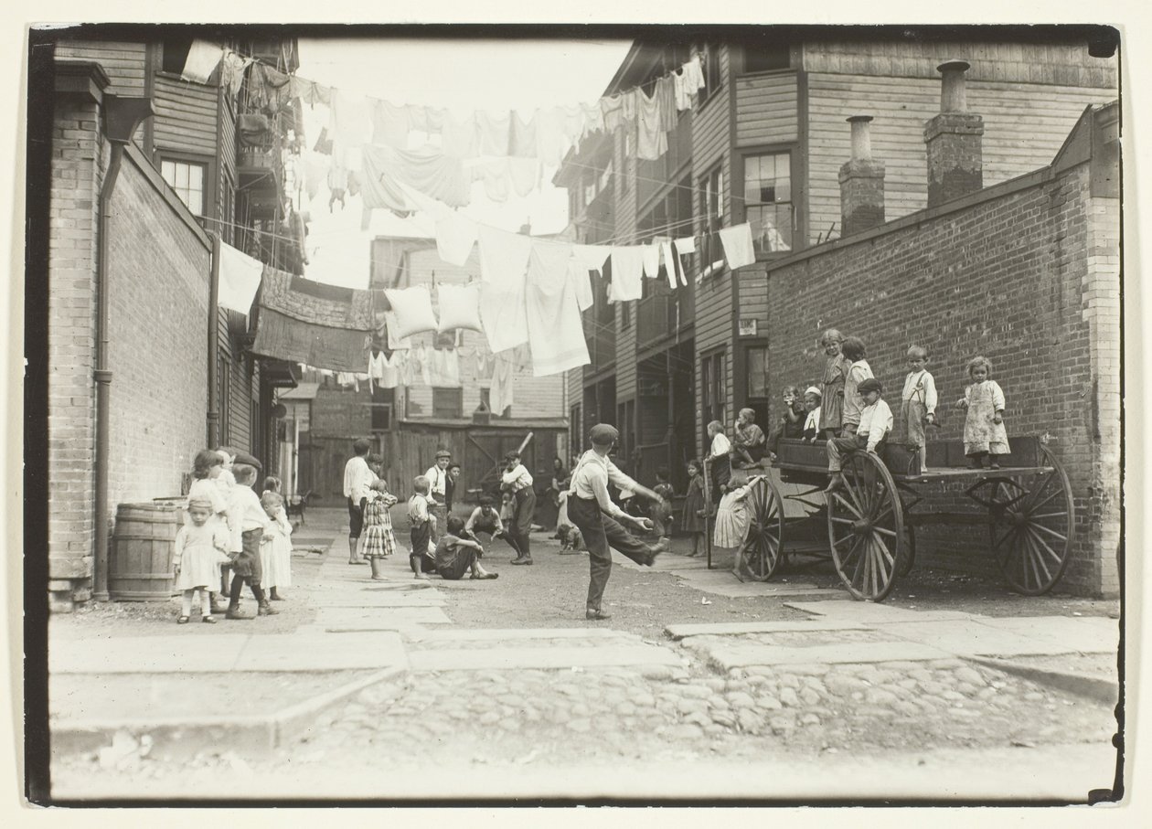 Dětské hřiště v mlýnské vesnici (Playground in a Tenement Alley), Boston od Lewis Wickes Hine