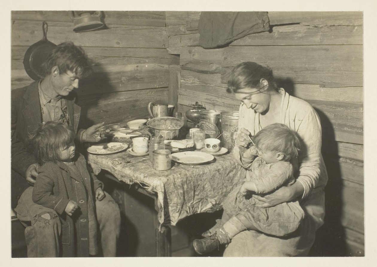 Chudá venkovská rodina žijící v kuřáckém domě v Oklahomě v péči Červeného kříže od Lewis Wickes Hine