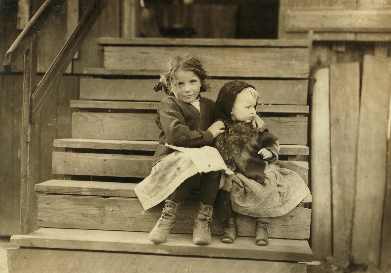 Portrét mladé dívky, která se stará o sestřičku, zatímco zbytek rodiny pracuje v místní konzervárně, Bayou La Batre, Alabama, USA, kolem roku 1911 od Lewis Wickes Hine