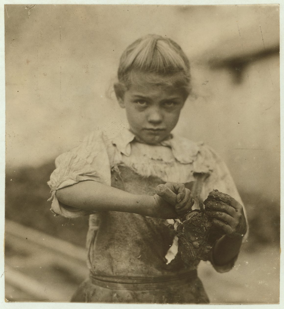 Rosie, 7 let, negramotná, pracuje druhý rok jako vyhazovač ústřic ve Varn und Platt Canning Company, Bluffton, Jižní Karolína, 1913 od Lewis Wickes Hine