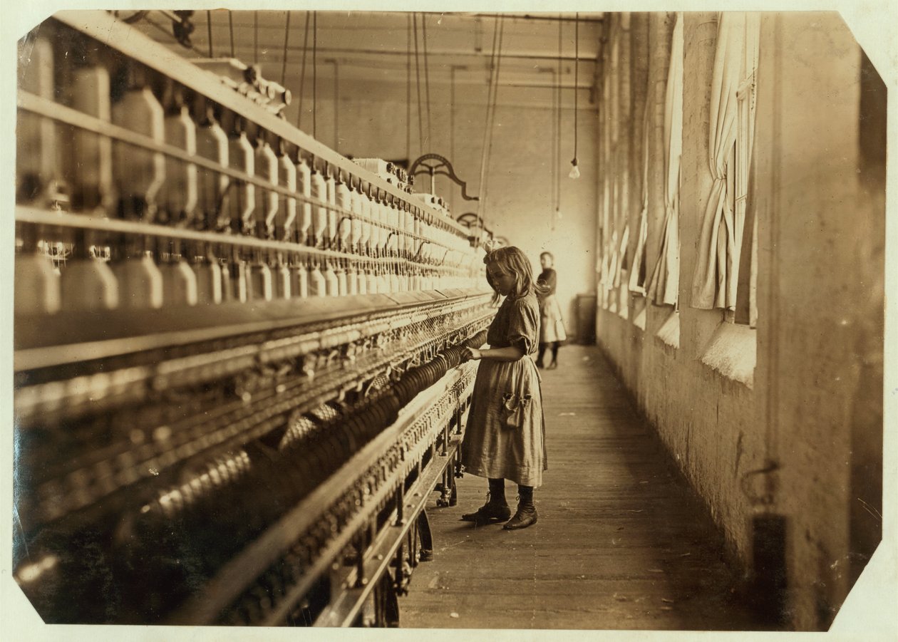 Sadie Pfeifer, pouze 4 stopy vysoká, pracovala 6 měsíců v Lancaster Cotton Mills, Jižní Karolína, 1908 od Lewis Wickes Hine
