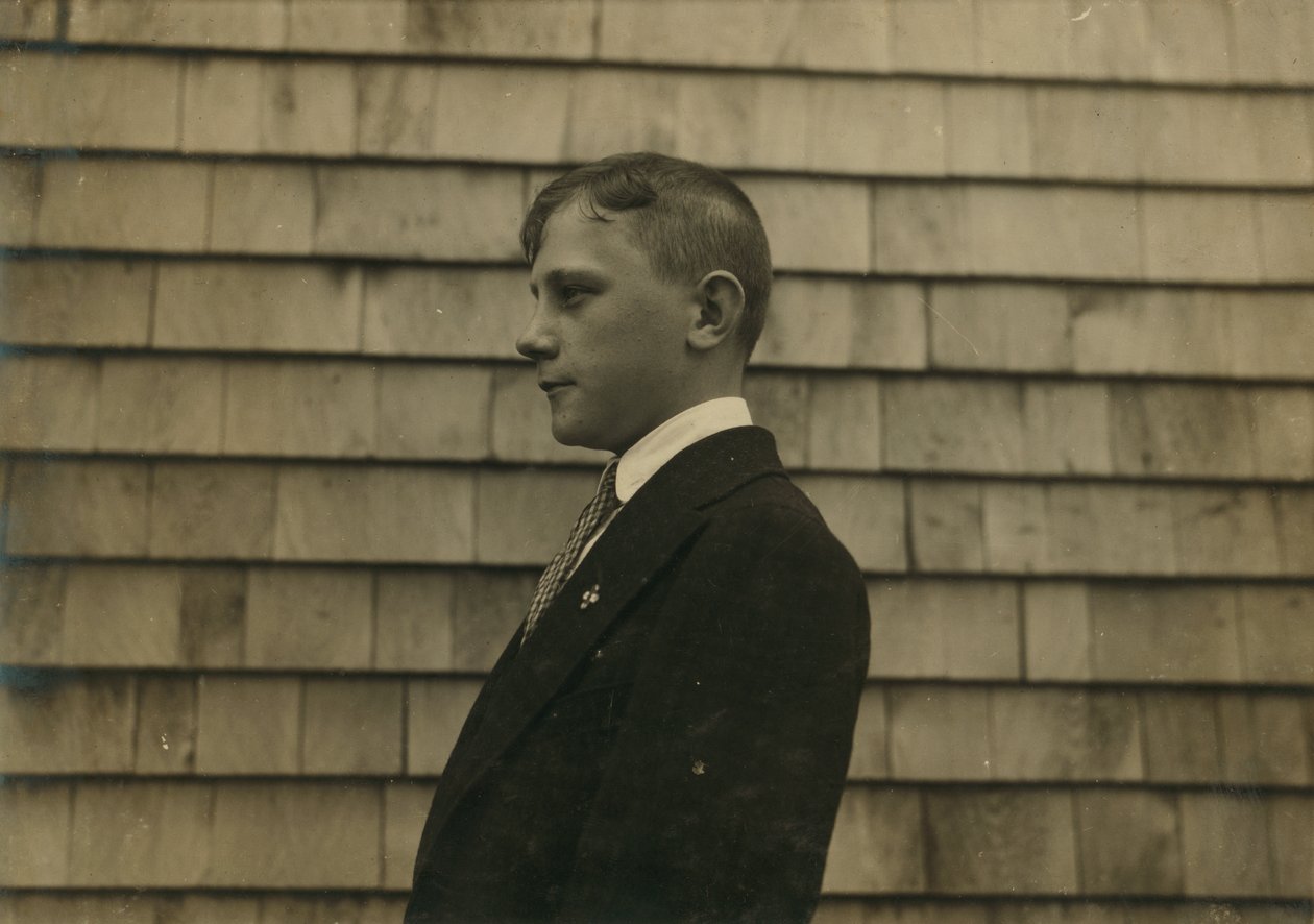 Chlapec z osady, metař a uklízeč v nedělním oblečení, Fall River, Massachusetts od Lewis Wickes Hine