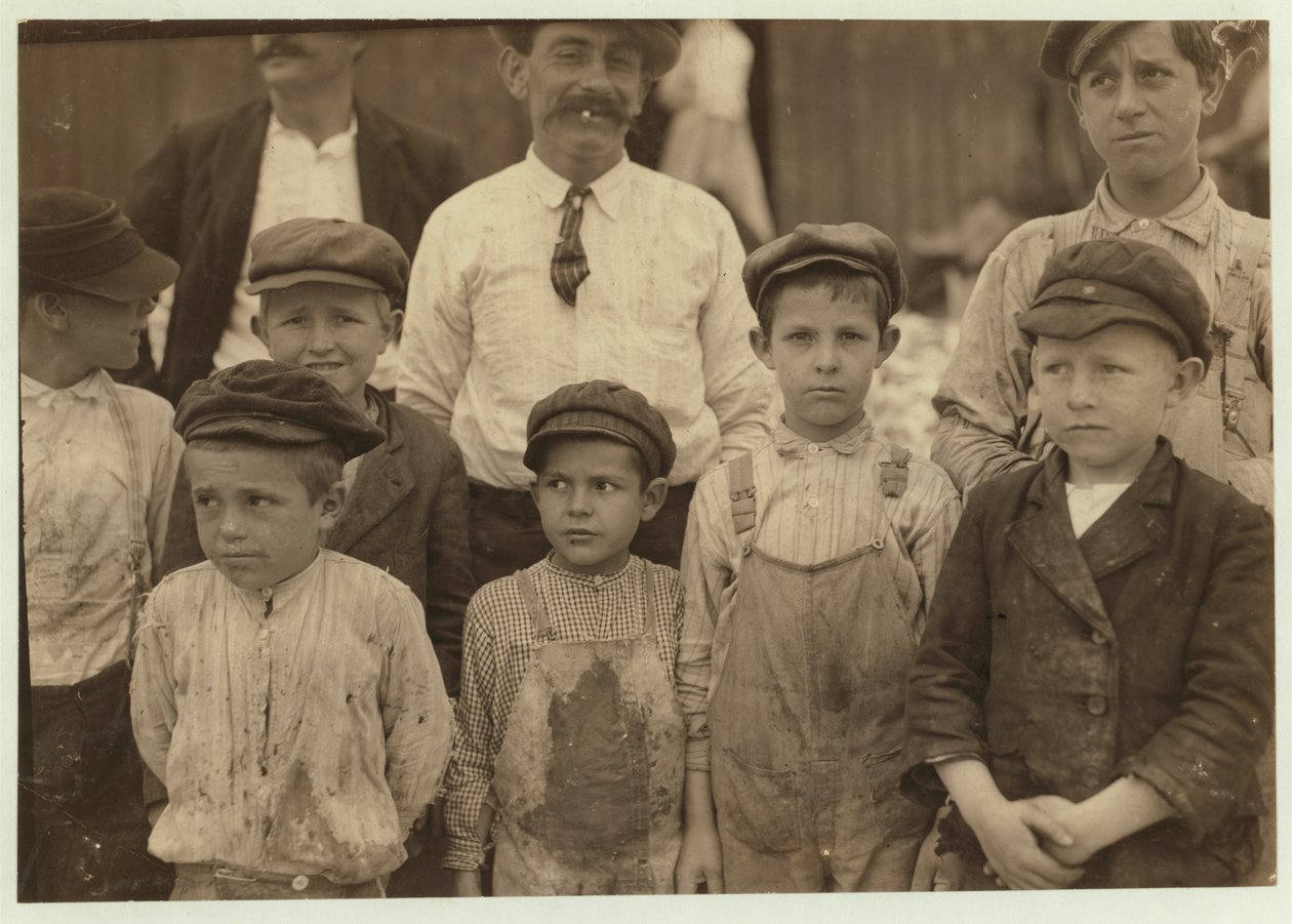Sběrači krevet ve věku 5 a 8 let v Dunbar, Lopez, Dukate Co, Biloxi, Mississippi, 1911 od Lewis Wickes Hine