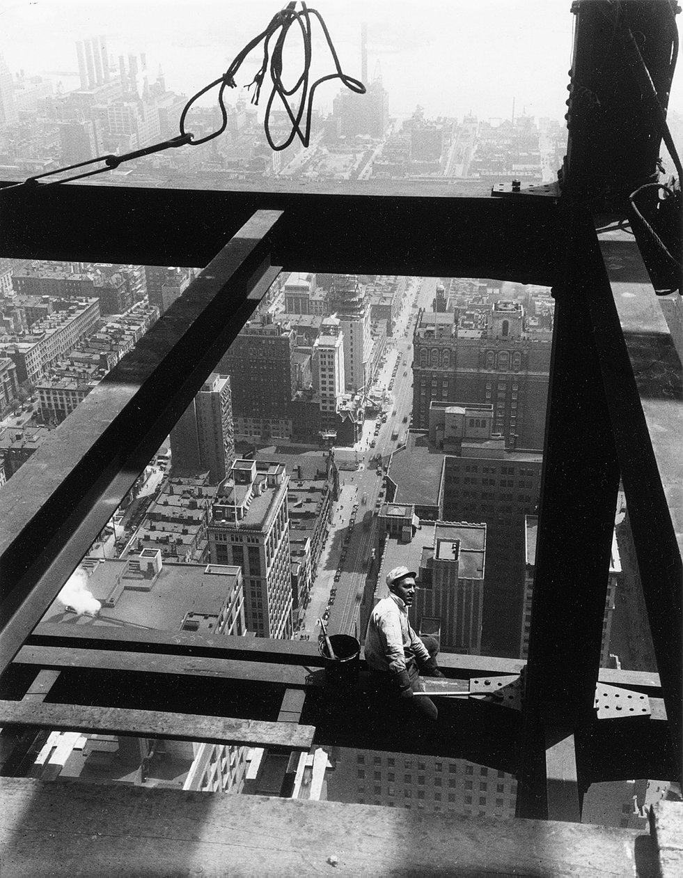 Sedící na trámu, Empire State Building, 30. léta 20. století od Lewis Wickes Hine