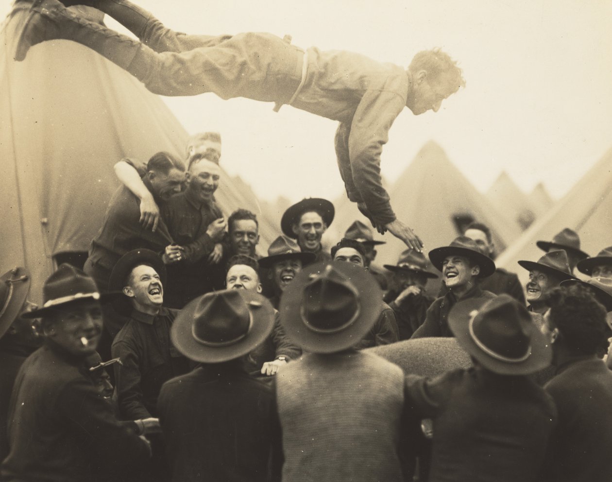 Voják hozený ve vzduchu, 1917. od Lewis Wickes Hine