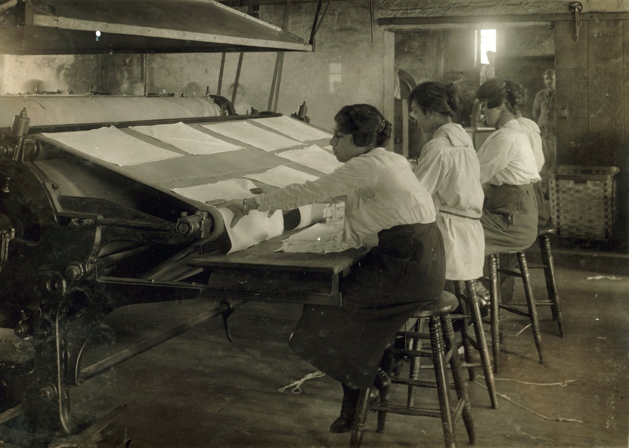 Tři mladé dospívající dívky pracující v prádelně Mangle at Bonanno, Boston, Massachusetts od Lewis Wickes Hine
